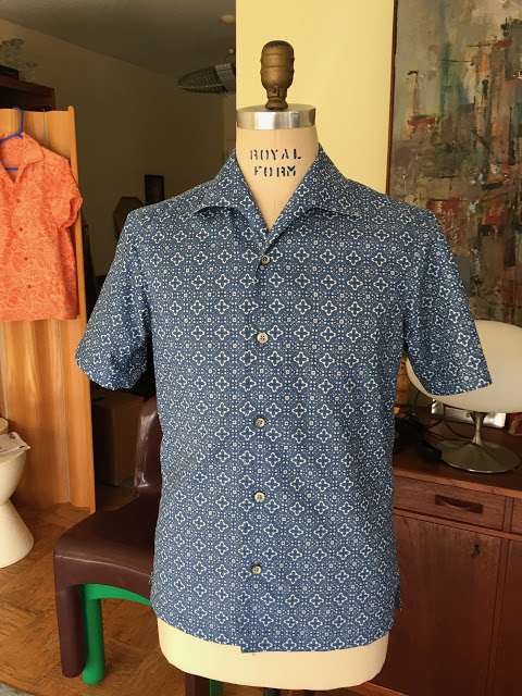 Blue-and-white print men's short-sleeve Italian collar shirt on a dress form 