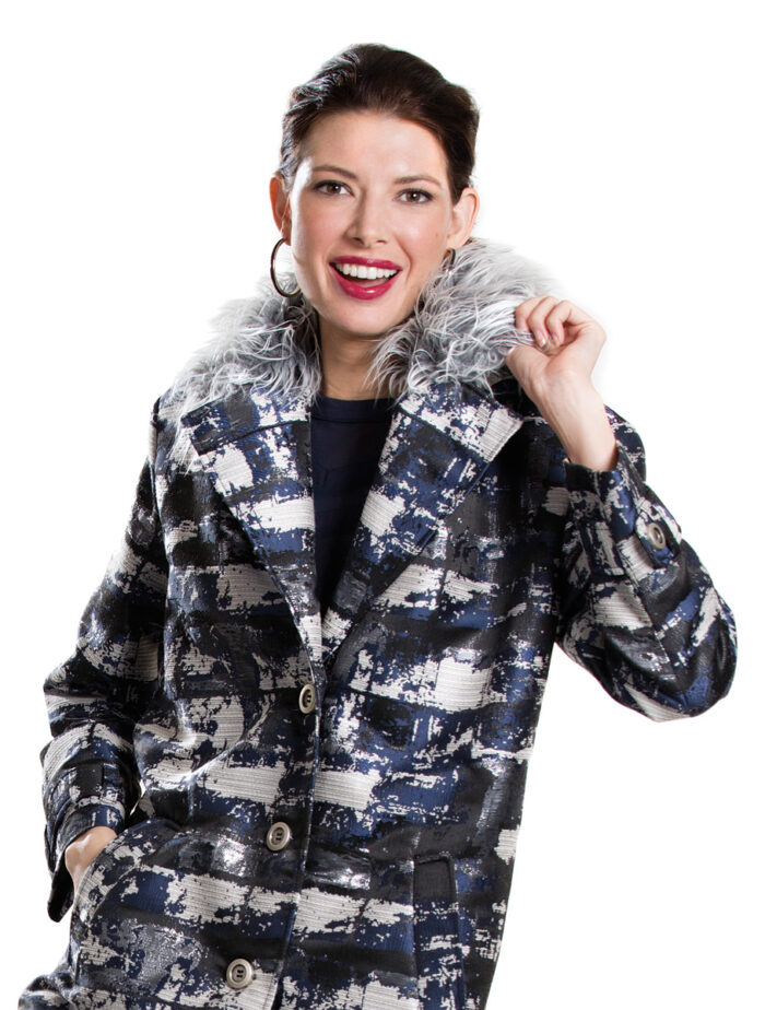 Coat with fur collar.