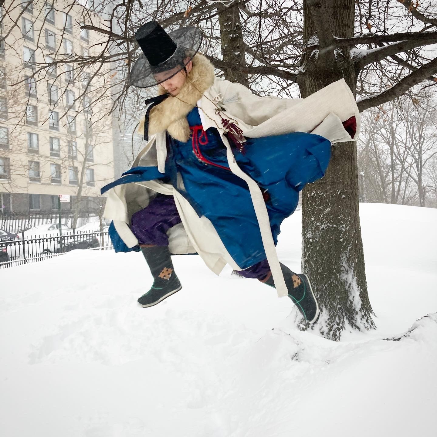 @yang_cheon_shik in Korean hanbok, jumping in the pile of snow.