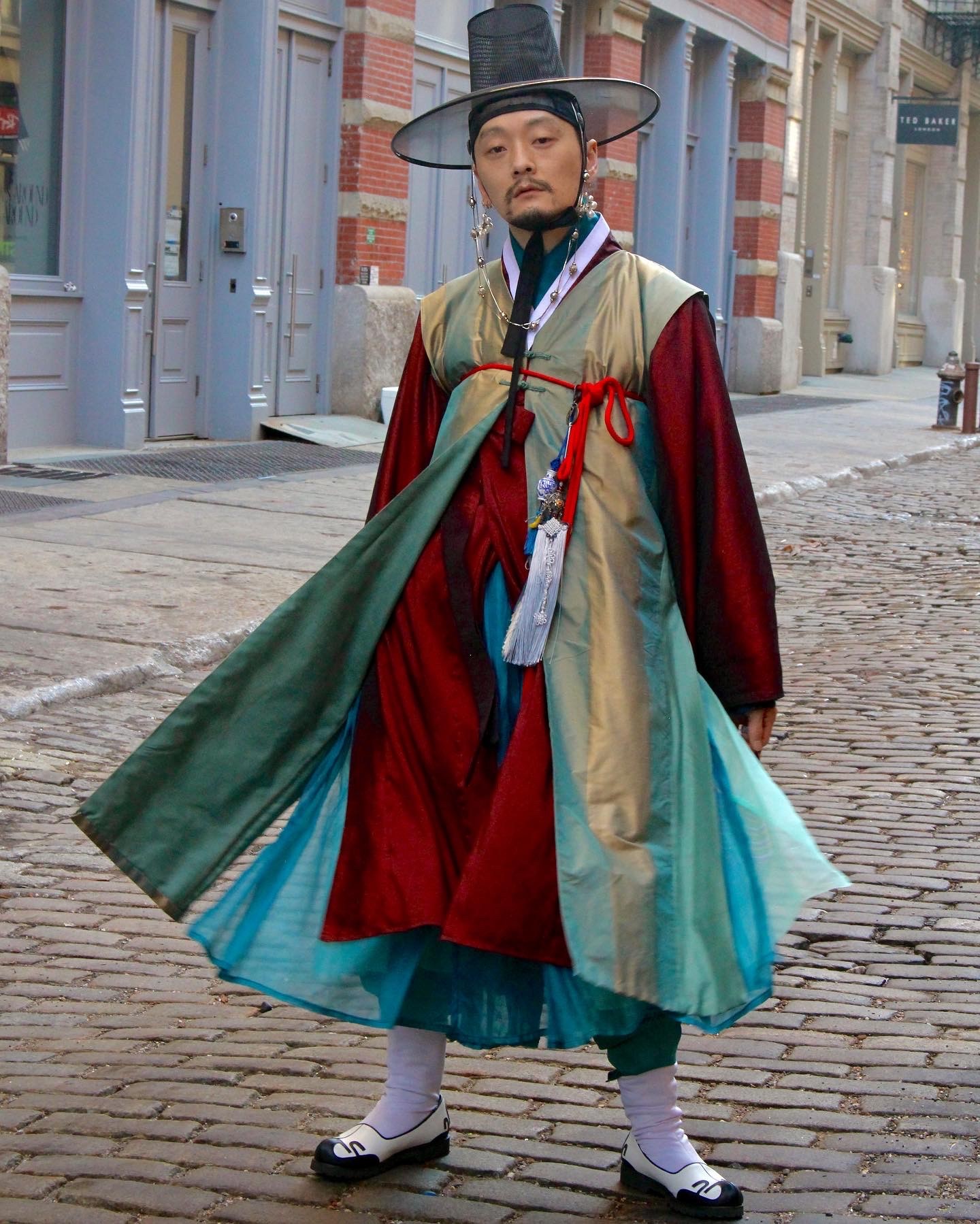 @yang_cheon_shik in colorful hanbok, street view